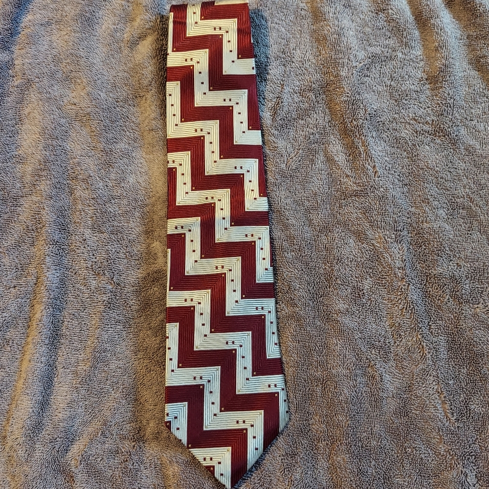 Perry Ellis Retro-style Silver/Red Step-patten tie